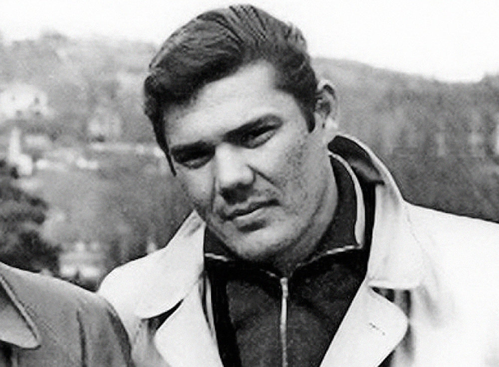 Анасы қызының аяғын жалауға мәжбүрлейді.