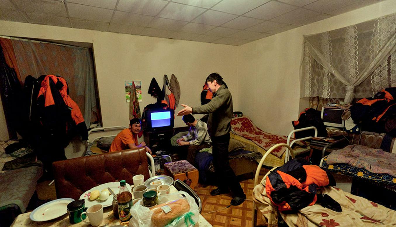 Люди живущие в общежитии. Общежитие гастарбайтеров. Общежитие мигрантов. Таджики в общежитии. Комната таджиков.