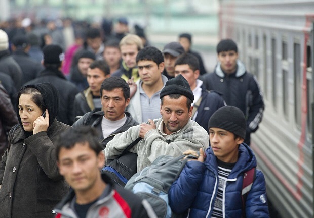 Мирзиёев поручил чиновникам трудоустроить 115 тысяч вернувшихся на родину мигрантов