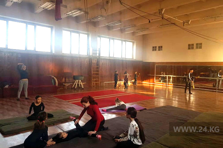 Детская студия бишкекского цирка встала в оппозицию бунтующей труппе