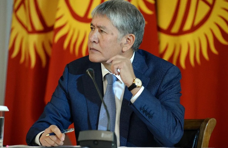 Алмазбека Атамбаева признали виновным в оскорблении трех бывших чиновников