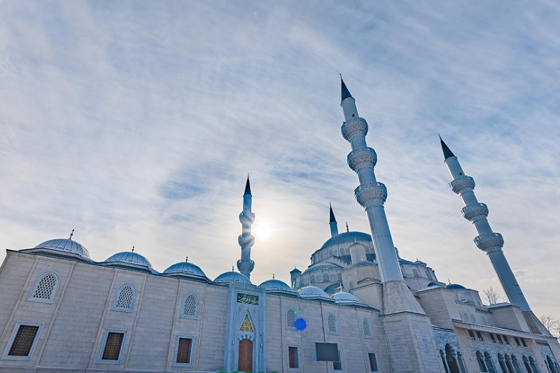 В мечетях Бишкека разрешили проводить жума-намаз, несмотря на рост заражений COVID-19