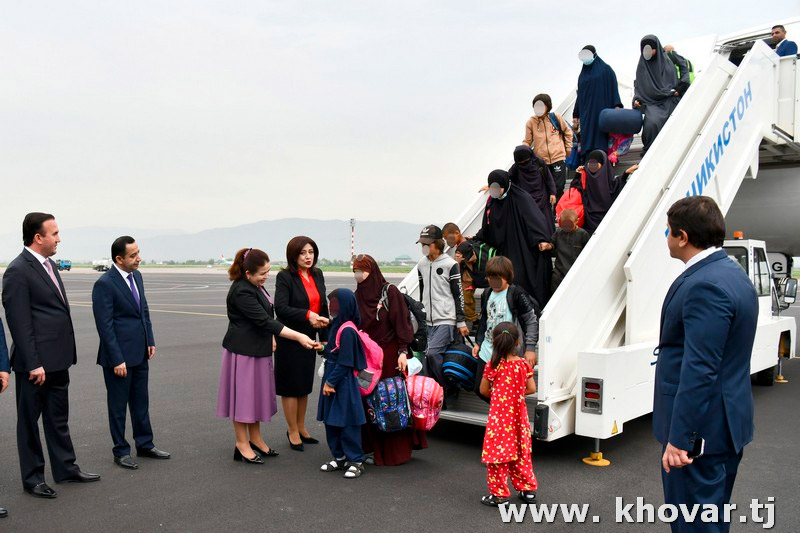 Власти Таджикистана вернули из Сирии на родину 47 женщин и детей