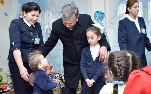 Мирзиёев выделил по $50 на детей из нуждающихся семей