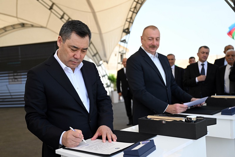 Жапаров открыл памятник Чингизу Айтматову в Баку и запустил строительство школы в Карабахе